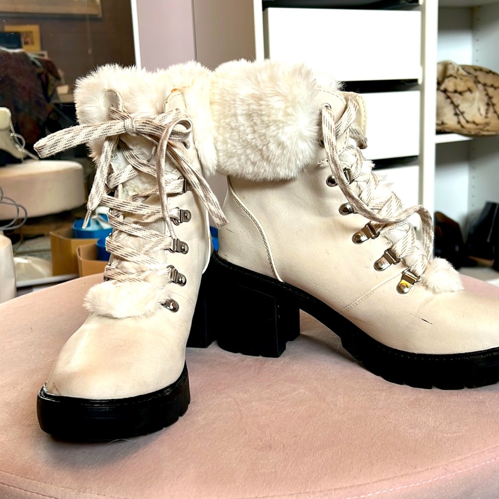 Cute winter bootie in cream synthetic suede and faux fur warm lining.